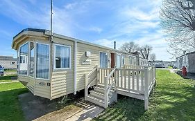 8 Berth Caravan For Hire Near Clacton-On-Sea In Essex Ref 26287E